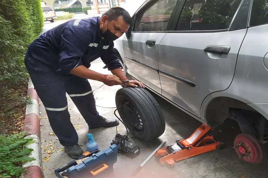 mobile-tyre-replacement-technician-s