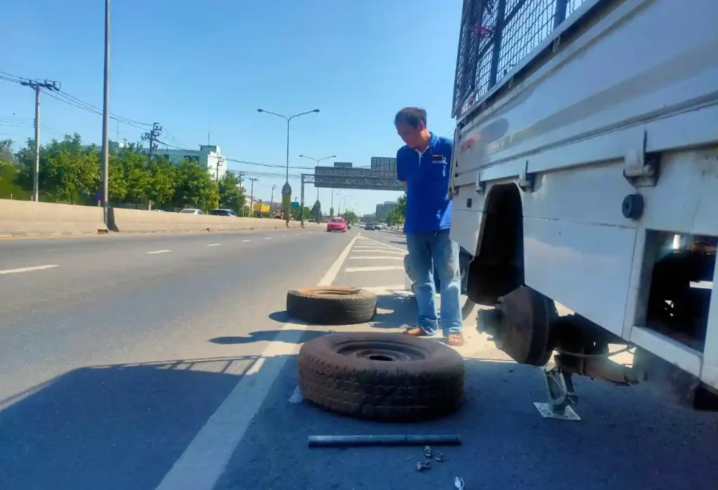 เปลี่ยนยางรถบรรทุกนอกสถานที่